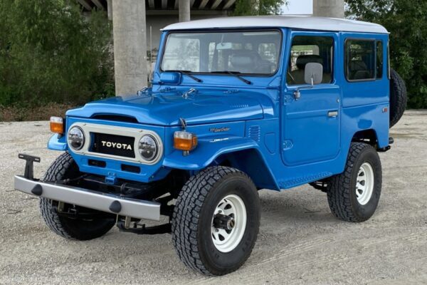 1978 Toyota FJ40 with Dobinsons suspension installed